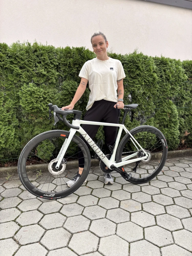 Simona and the Aurum Essentia bike